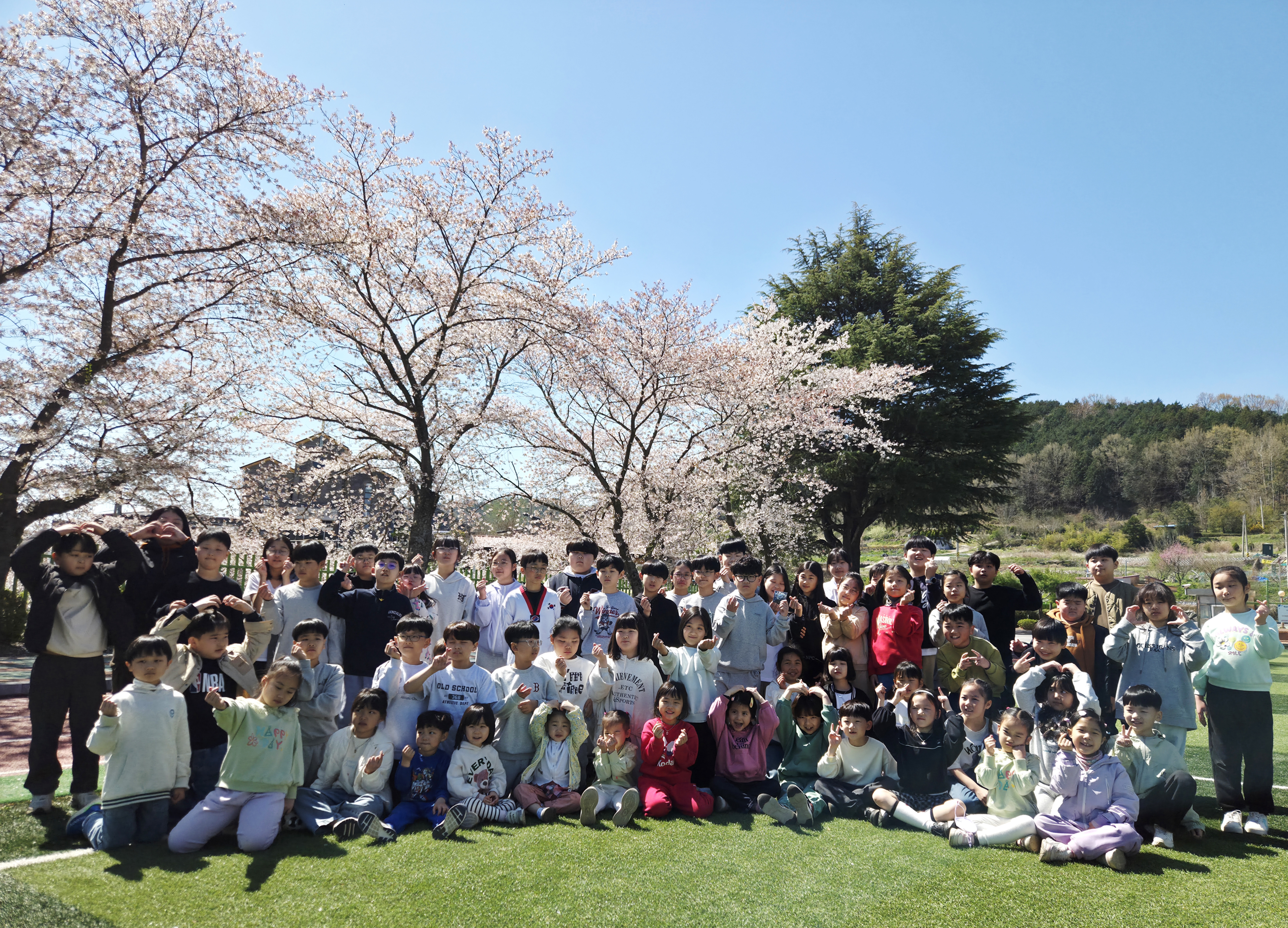 활짝 피어난 능주꽃들로 행복이 가득한 봄